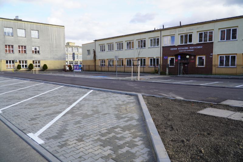 Zakończono przebudowę Alei Tysiąclecia w Skarżysku-Kamiennej na odcinku od ul. Słowackiego do Alei Piłsudskiego. Droga oddana do użytku mieszkańców