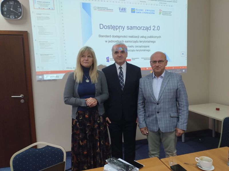 wicestarosta K. Bilska i członek zarządu C. Błach z przedstawicielem MSWiA na szkoleniu dostępny samorząd