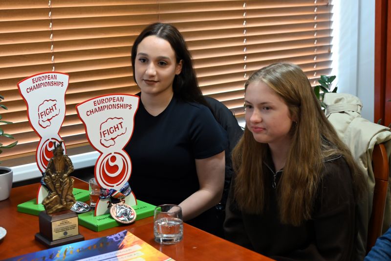 Zuzanna Wiśniewska i Wiktoria Aleksandrowicz z wizytą u Starosty
