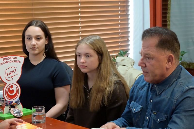Zuzanna Wiśniewska i Wiktoria Aleksandrowicz z wizytą u Starosty