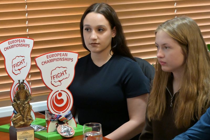 Zuzanna Wiśniewska i Wiktoria Aleksandrowicz z wizytą u Starosty