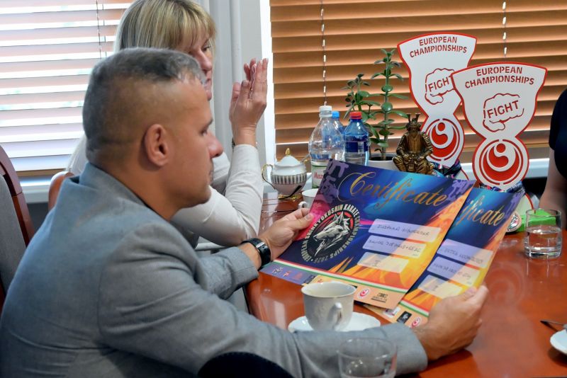 Zuzanna Wiśniewska i Wiktoria Aleksandrowicz z wizytą u Starosty
