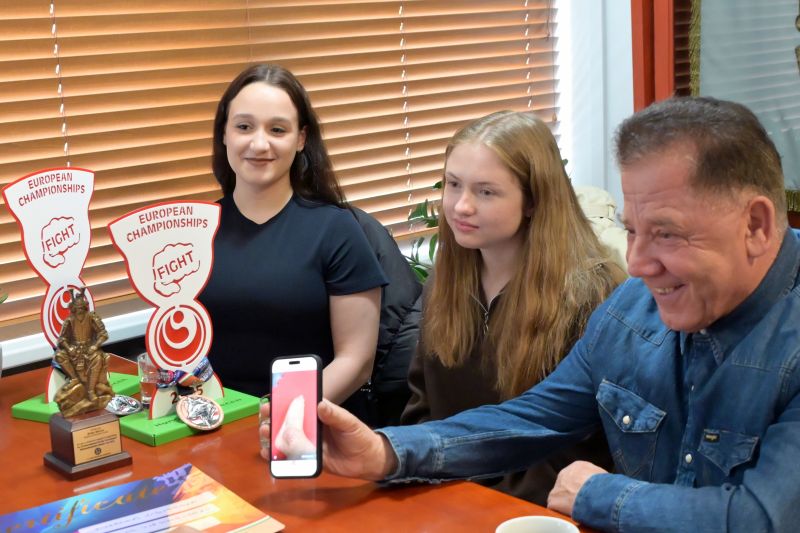 Zuzanna Wiśniewska i Wiktoria Aleksandrowicz z wizytą u Starosty