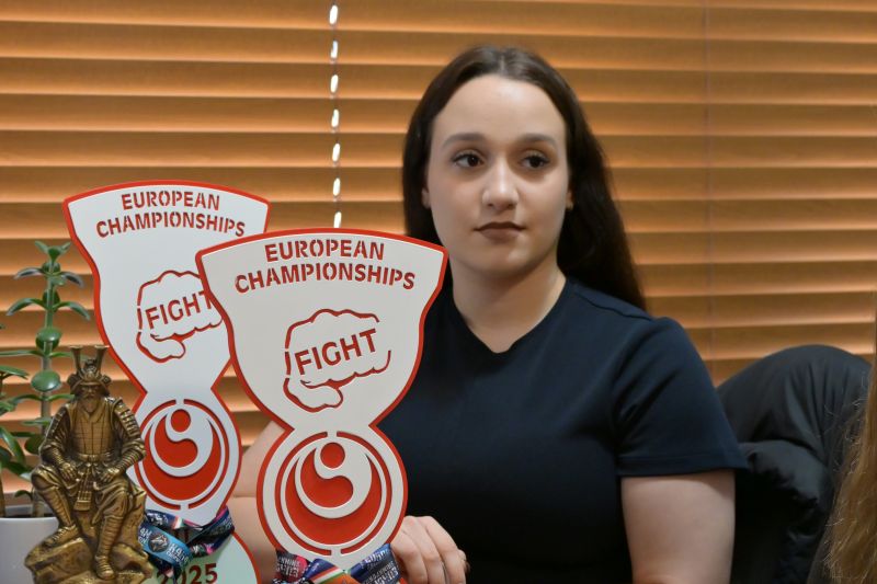 Zuzanna Wiśniewska i Wiktoria Aleksandrowicz z wizytą u Starosty