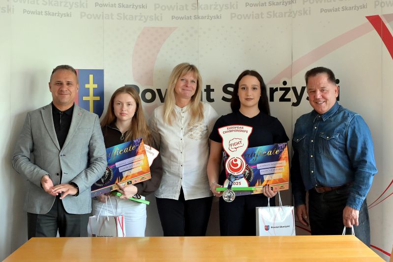 Zuzanna Wiśniewska i Wiktoria Aleksandrowicz z wizytą u Starosty