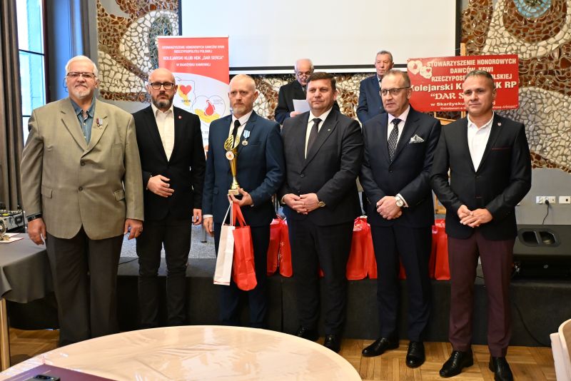 Uroczystość uhonorowania krwiodawców Kolejarskiego Klubu SHDK RP "Dar Serca" w Skarżysku- Kamiennej