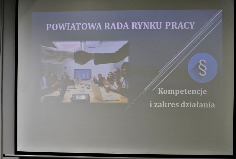 plansza z napisem powiatowa rada rynku pracy