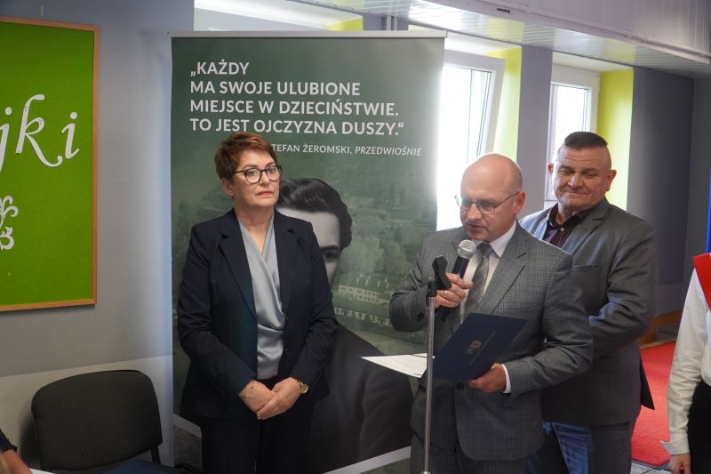 70-lecie Samorządowej Szkoły Podstawowej nr 3 im. Stefana Żeromskiego w Suchedniowie. Gratulacje od władz powiatu