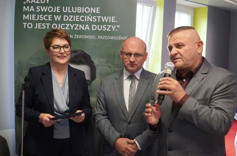 70-lecie Samorządowej Szkoły Podstawowej nr 3 im. Stefana Żeromskiego w Suchedniowie. Gratulacje od władz powiatu