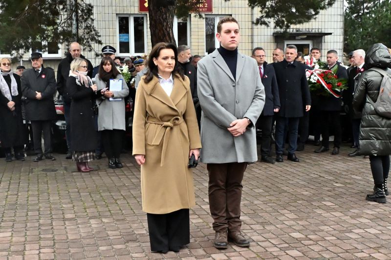 składanie wieńców pod pomnikiem"Bojownikom o Niepodległość"