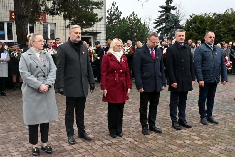 składanie wieńców pod pomnikiem"Bojownikom o Niepodległość"