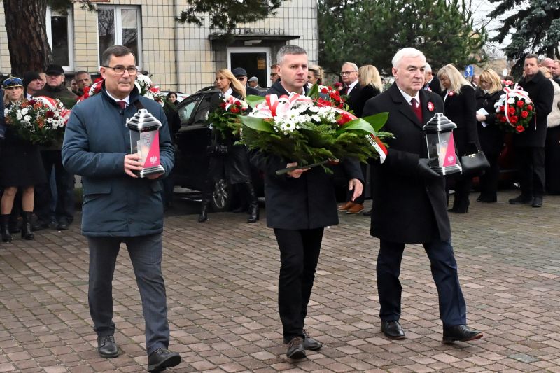 składanie wieńców pod pomnikiem"Bojownikom o Niepodległość"