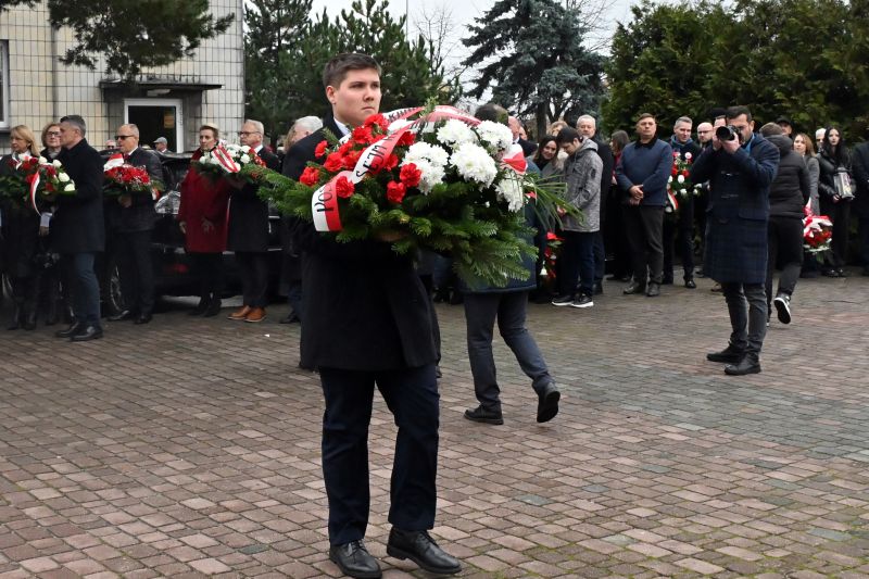 składanie wieńców pod pomnikiem"Bojownikom o Niepodległość"