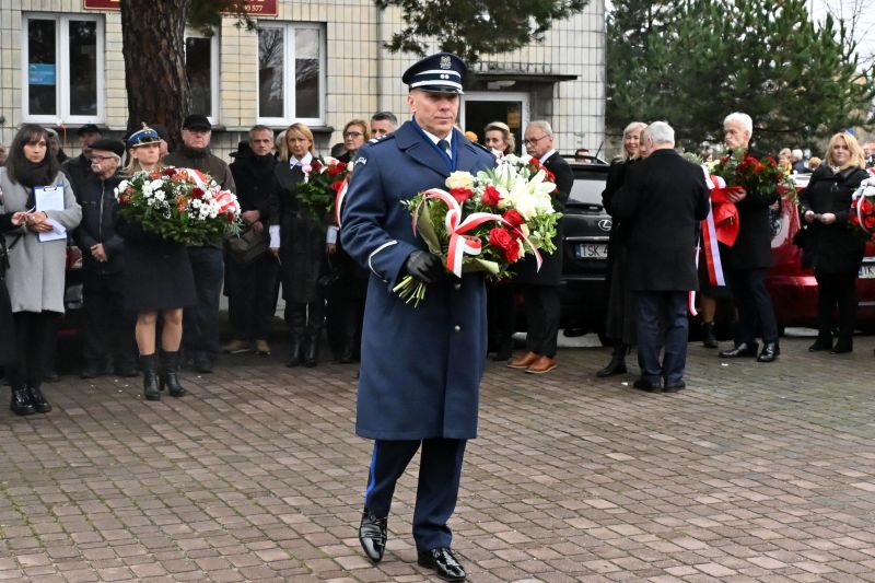 składanie wieńców pod pomnikiem"Bojownikom o Niepodległość"