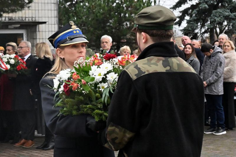 składanie wieńców pod pomnikiem"Bojownikom o Niepodległość"