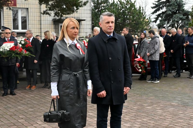 składanie wieńców pod pomnikiem"Bojownikom o Niepodległość"