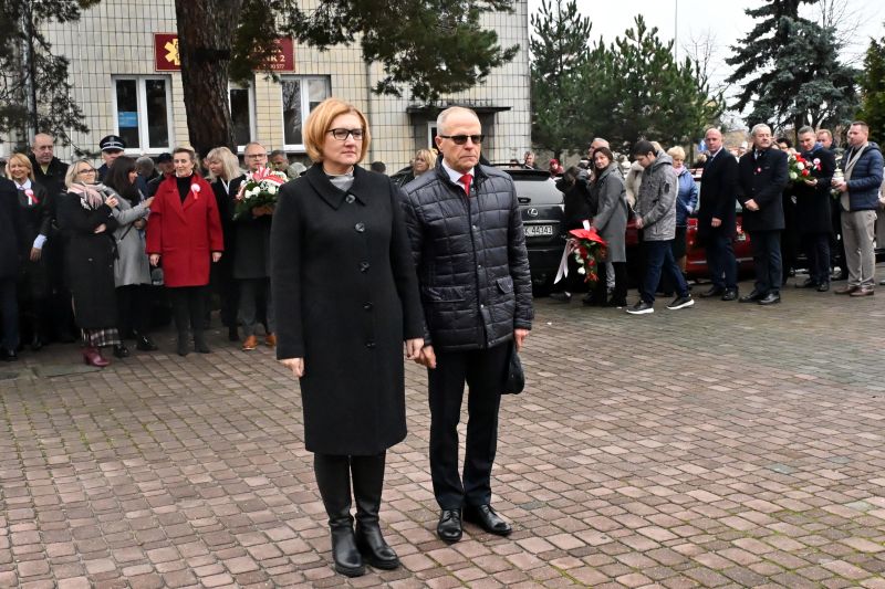 składanie wieńców pod pomnikiem"Bojownikom o Niepodległość"
