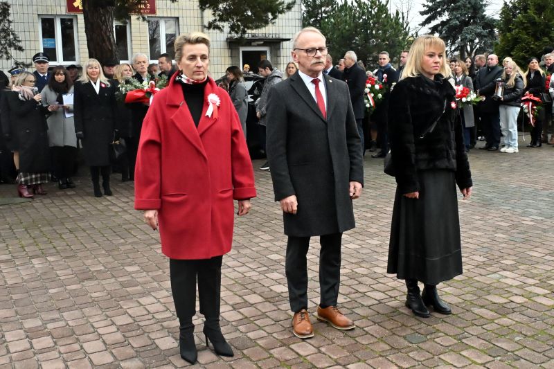 składanie wieńców pod pomnikiem"Bojownikom o Niepodległość"