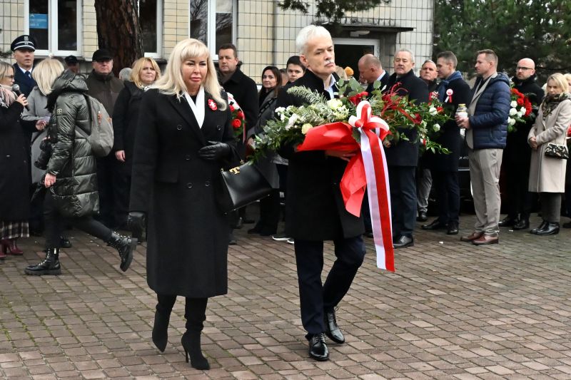 składanie wieńców pod pomnikiem"Bojownikom o Niepodległość"