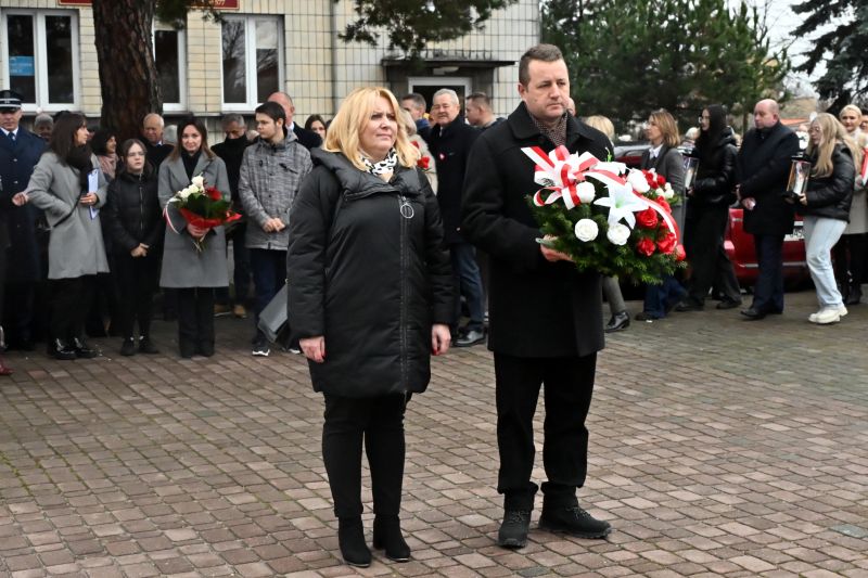 składanie wieńców pod pomnikiem"Bojownikom o Niepodległość"