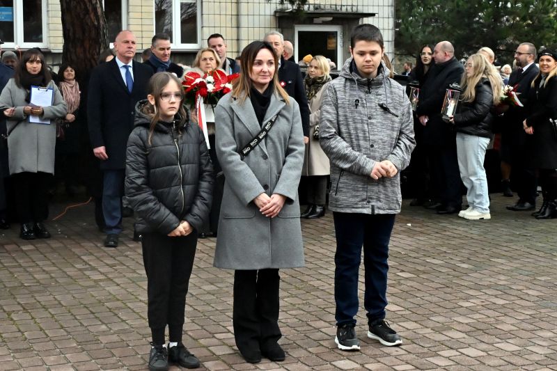 składanie wieńców pod pomnikiem"Bojownikom o Niepodległość"