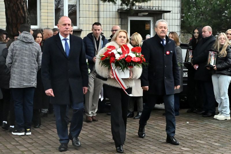 składanie wieńców pod pomnikiem"Bojownikom o Niepodległość"