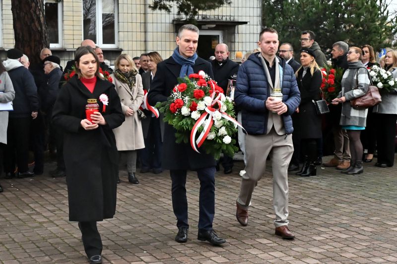składanie wieńców pod pomnikiem"Bojownikom o Niepodległość"