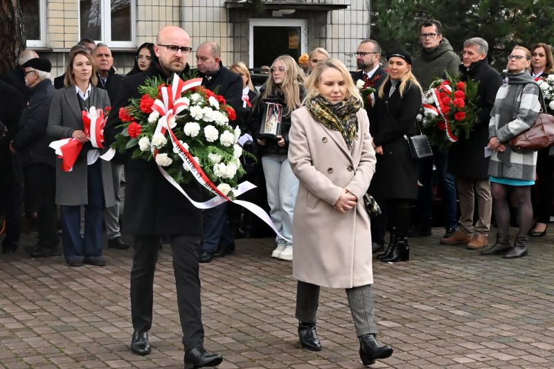 składanie wieńców pod pomnikiem"Bojownikom o Niepodległość"