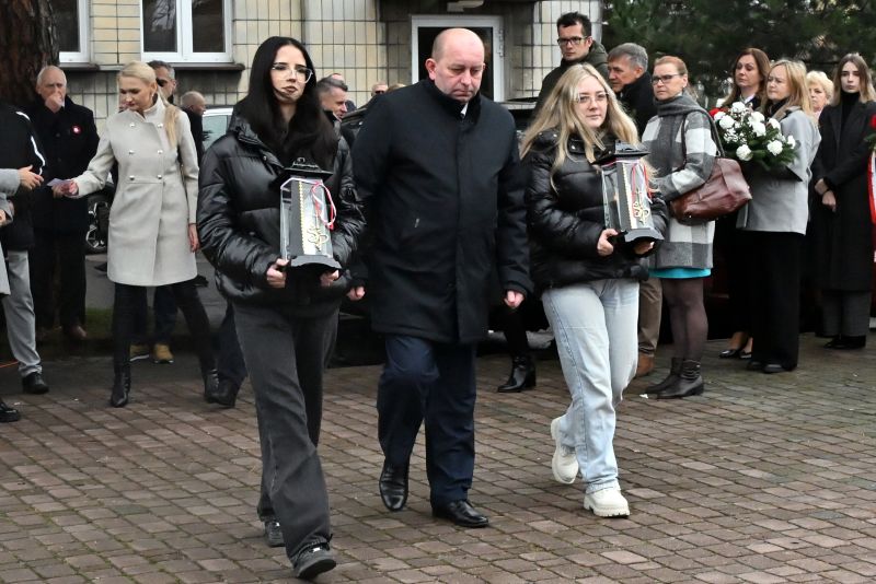 składanie wieńców pod pomnikiem"Bojownikom o Niepodległość"