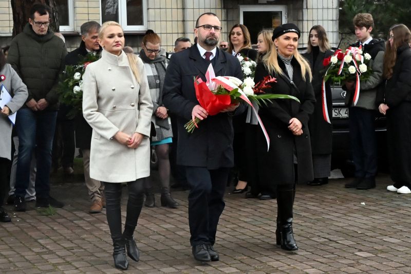 składanie wieńców pod pomnikiem"Bojownikom o Niepodległość"