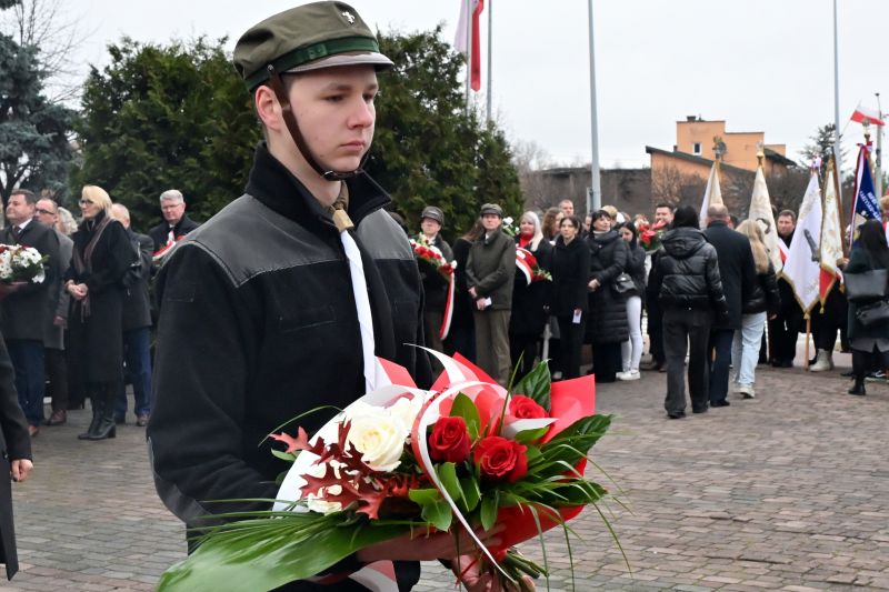 składanie wieńców pod pomnikiem"Bojownikom o Niepodległość"