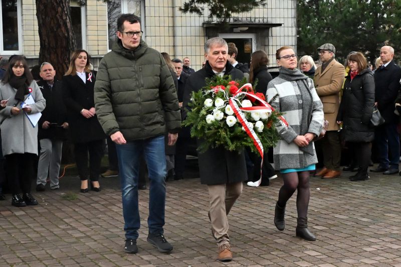 składanie wieńców pod pomnikiem"Bojownikom o Niepodległość"