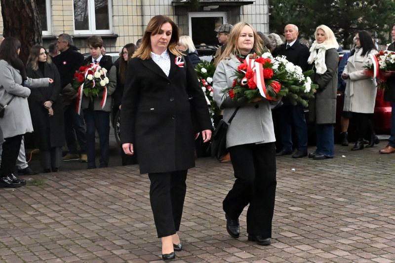 składanie wieńców pod pomnikiem"Bojownikom o Niepodległość"