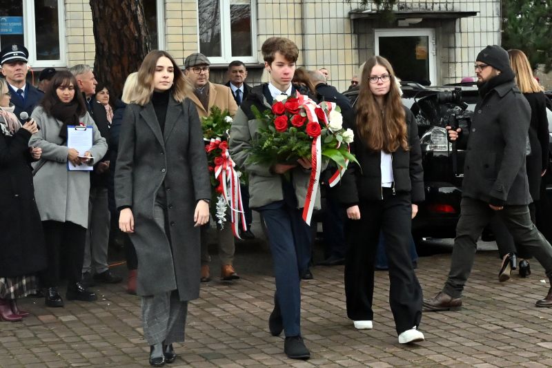 składanie wieńców pod pomnikiem"Bojownikom o Niepodległość"