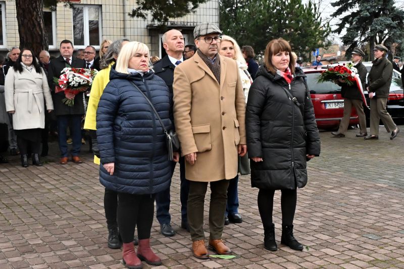 składanie wieńców pod pomnikiem"Bojownikom o Niepodległość"