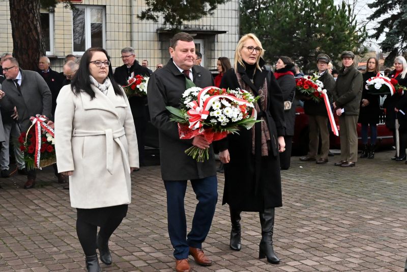 składanie wieńców pod pomnikiem"Bojownikom o Niepodległość"