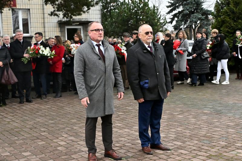 składanie wieńców pod pomnikiem"Bojownikom o Niepodległość"