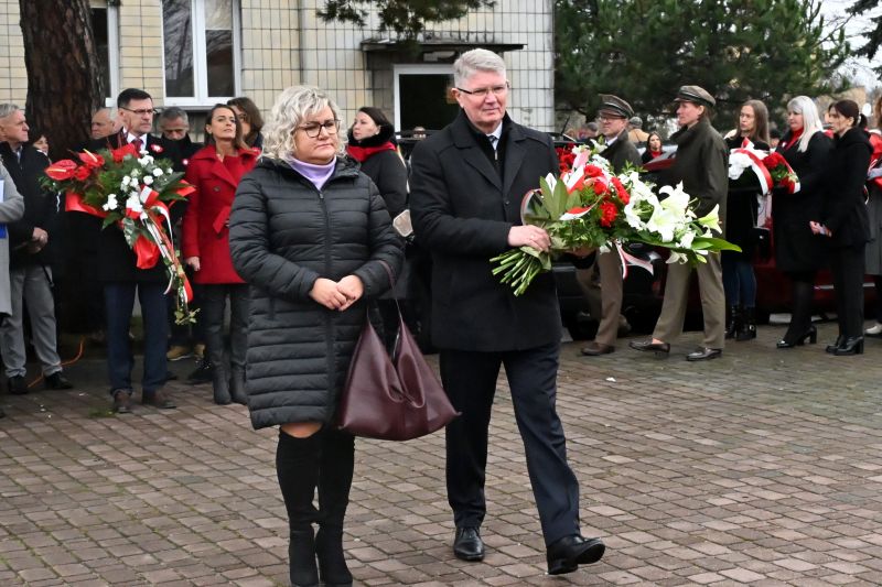 składanie wieńców pod pomnikiem"Bojownikom o Niepodległość"