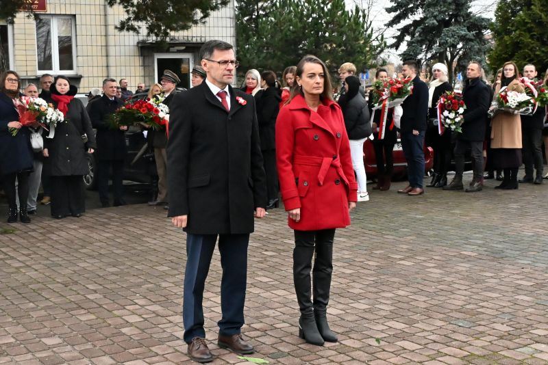 składanie wieńców pod pomnikiem"Bojownikom o Niepodległość"