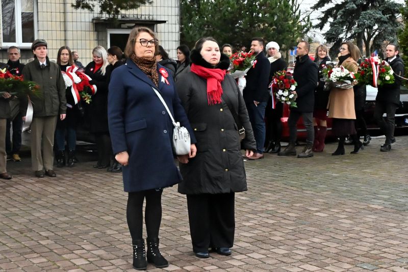 składanie wieńców pod pomnikiem"Bojownikom o Niepodległość"
