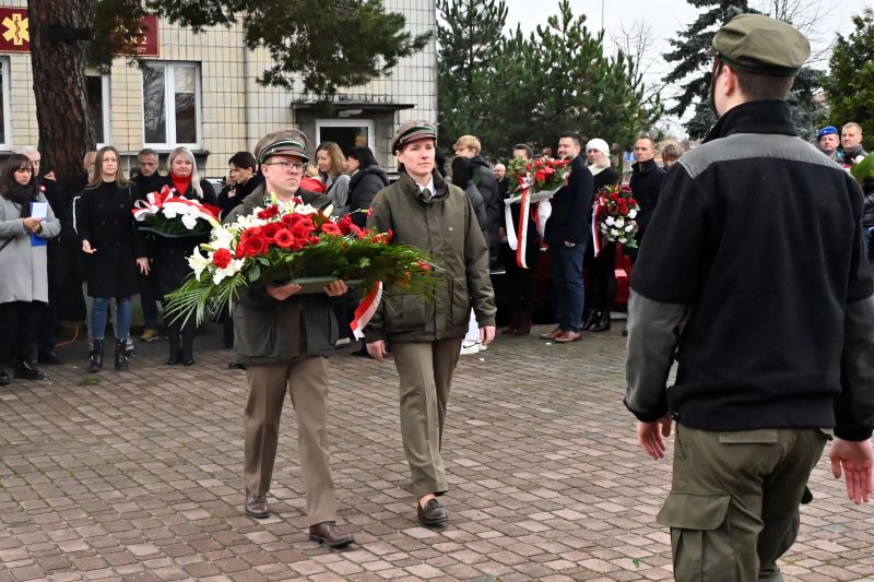 składanie wieńców pod pomnikiem"Bojownikom o Niepodległość"