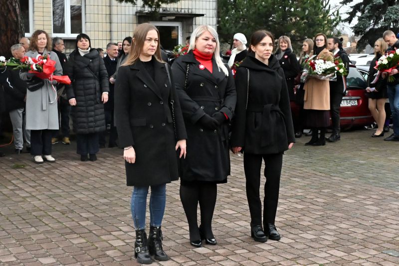 składanie wieńców pod pomnikiem"Bojownikom o Niepodległość"