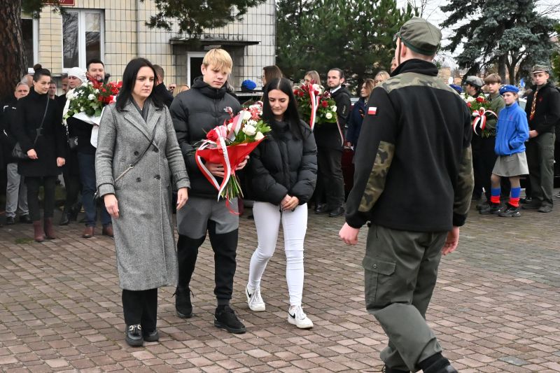 składanie wieńców pod pomnikiem"Bojownikom o Niepodległość"