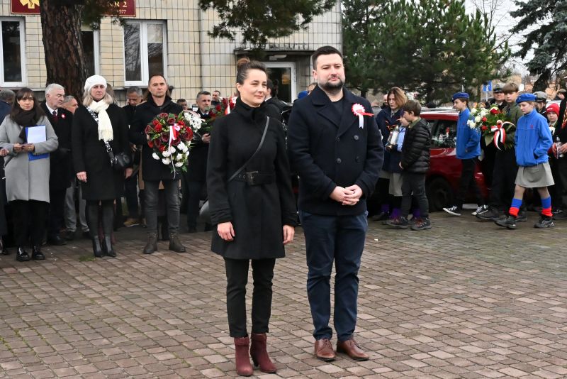 składanie wieńców pod pomnikiem"Bojownikom o Niepodległość"