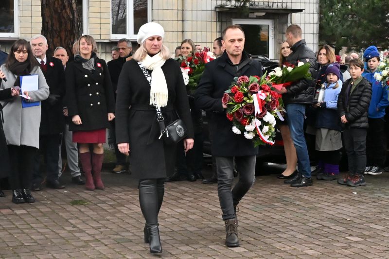 składanie wieńców pod pomnikiem"Bojownikom o Niepodległość"