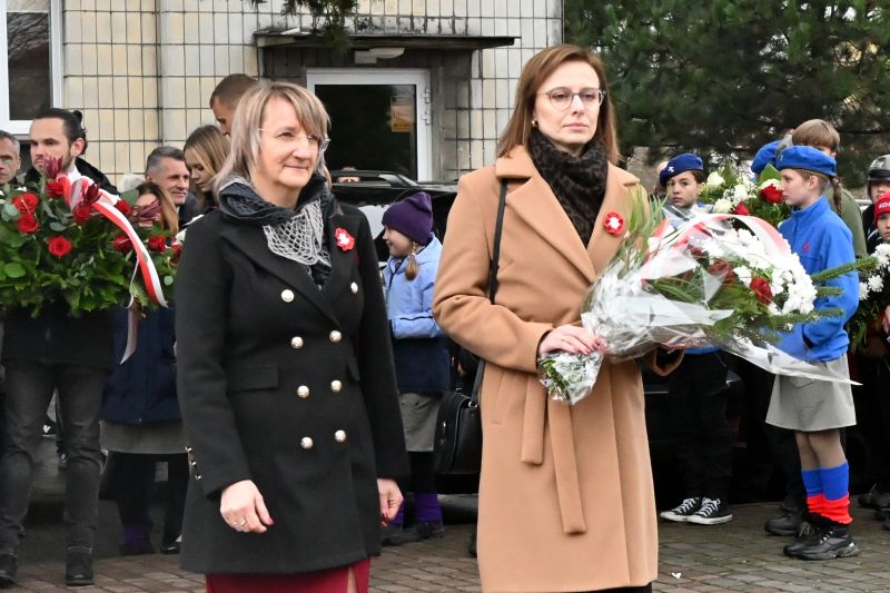 składanie wieńców pod pomnikiem"Bojownikom o Niepodległość"