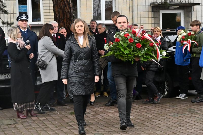 składanie wieńców pod pomnikiem"Bojownikom o Niepodległość"