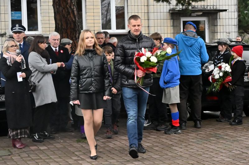 składanie wieńców pod pomnikiem"Bojownikom o Niepodległość"