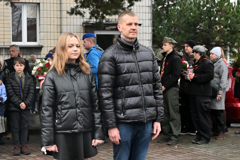 składanie wieńców pod pomnikiem"Bojownikom o Niepodległość"