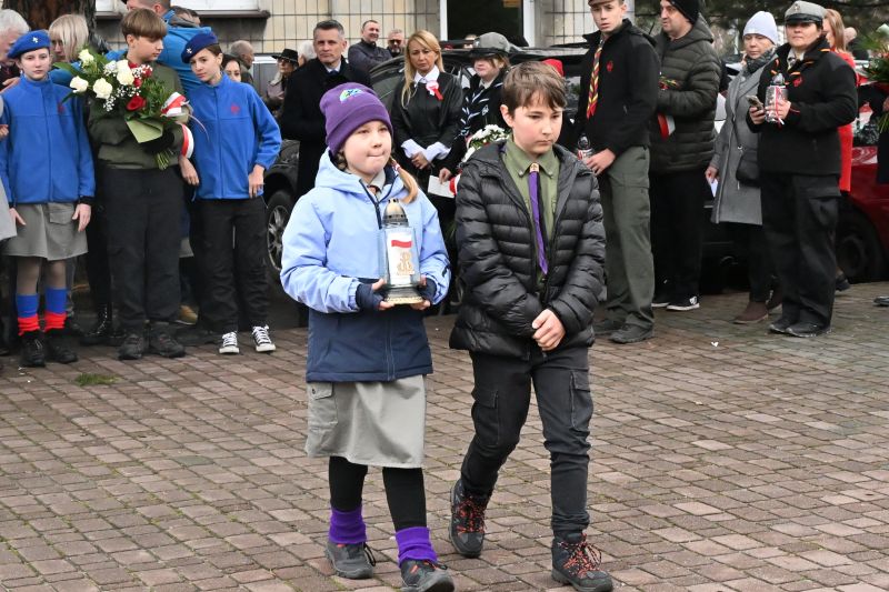 składanie wieńców pod pomnikiem"Bojownikom o Niepodległość"